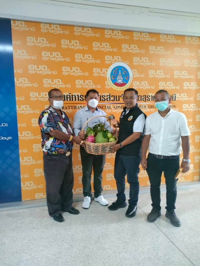 นายก อบต.คลองน้อย เข้ามอบกระเช้าของขวัญแก่ ท่านนายกองค์การบริหารส่วนจังหวัดสุราษฏร์ธานี